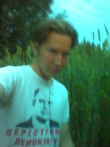 File:Juho in the field.jpg